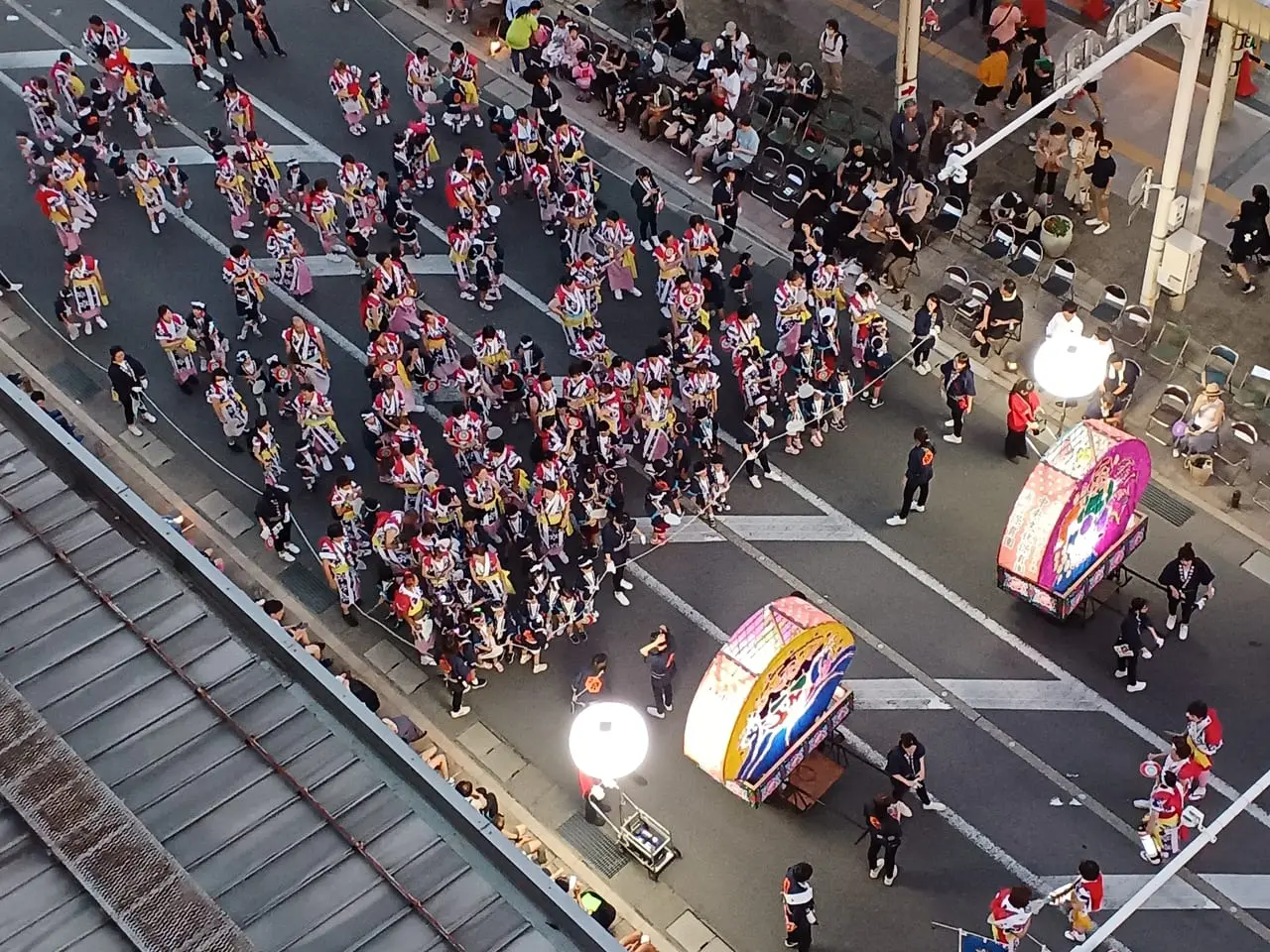 青森ねぶた祭の運行と沿道の観覧客
