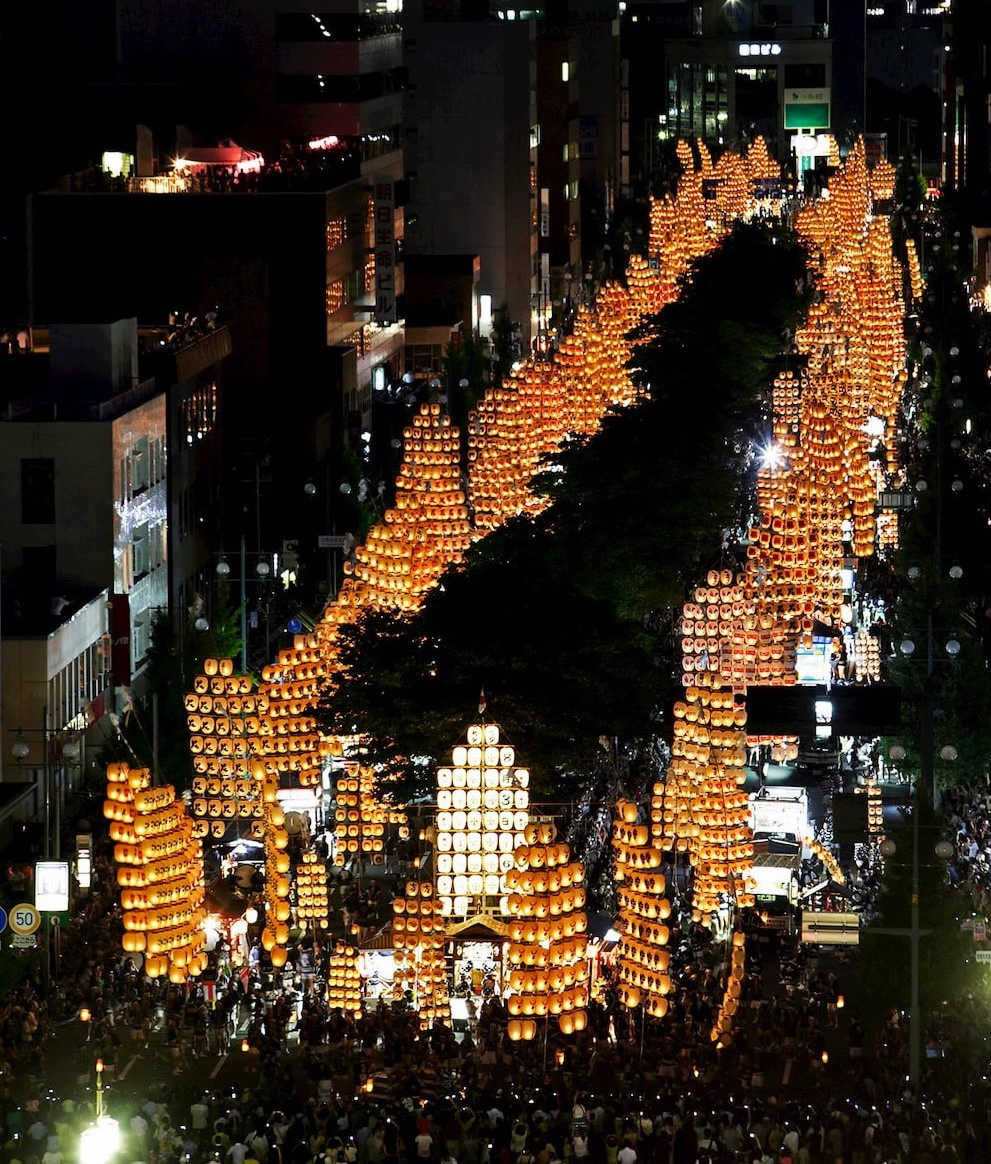 秋田竿燈まつりの夜本番。竿燈大通りを埋め尽くす無数の竿燈