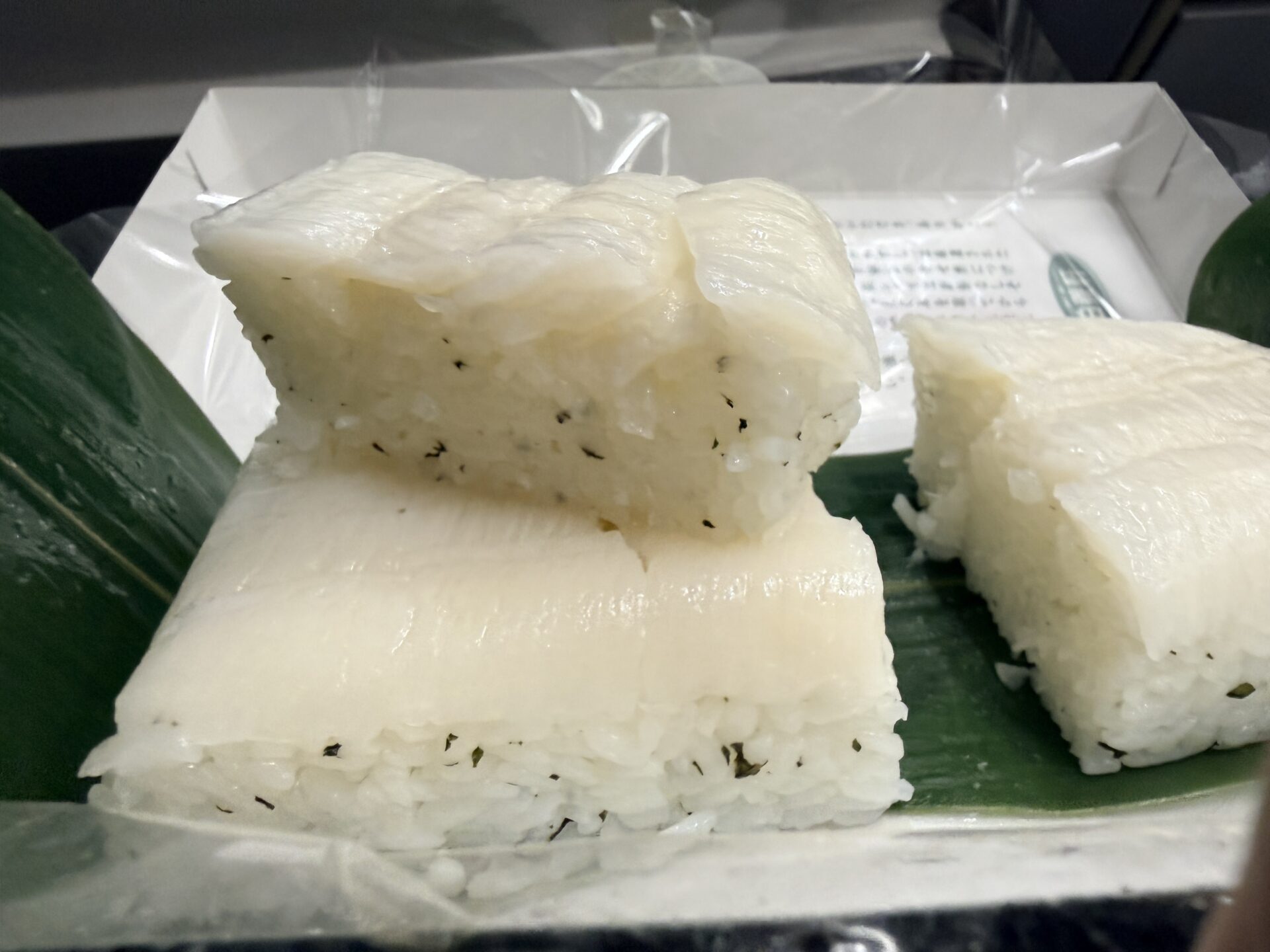 笹巻きえんがわずしの中身。しその葉酢飯にカレイのえんがわが上品に並ぶ