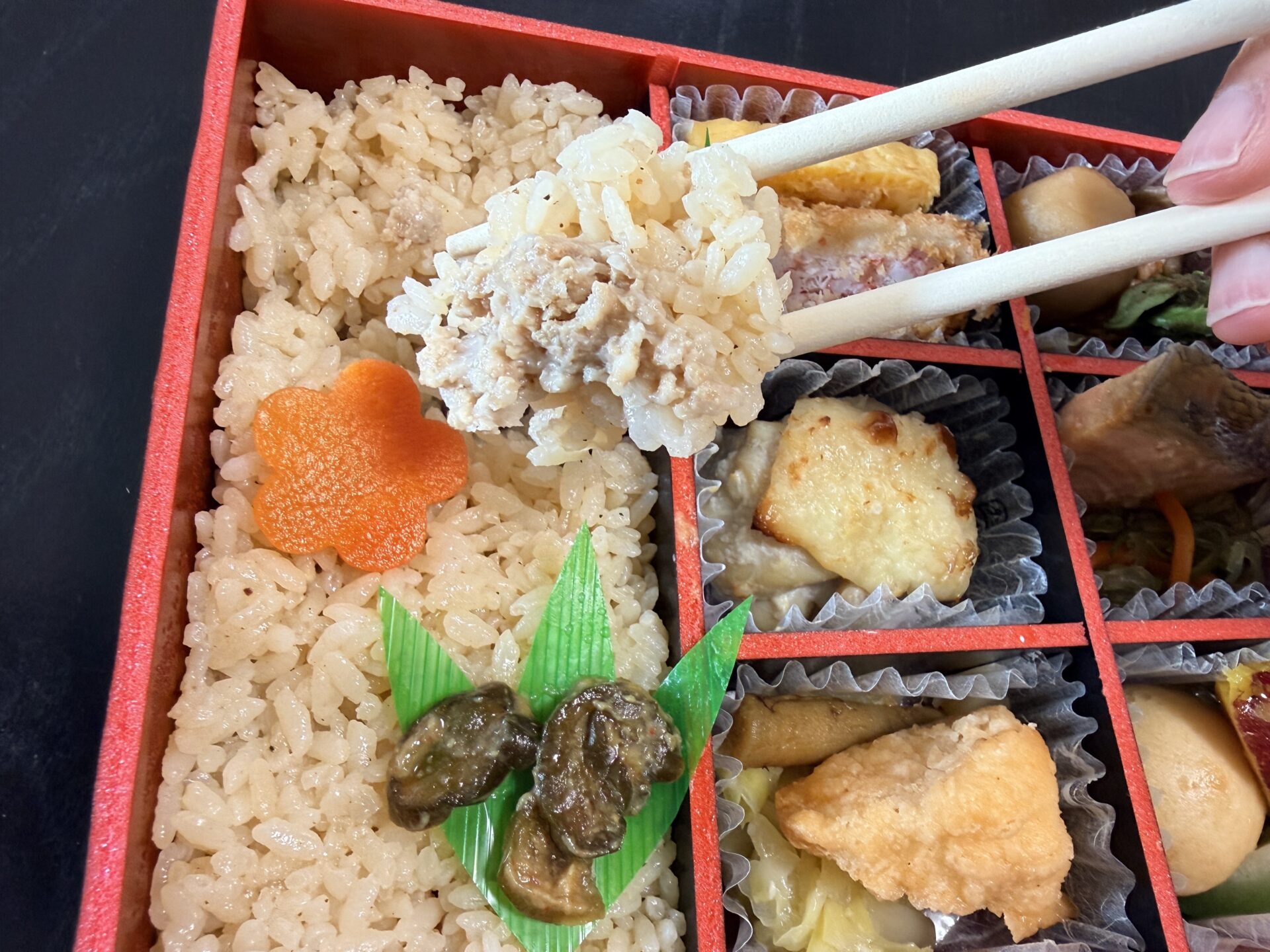 秋田鶏肉塩麹焼きを箸で持ち上げた瞬間。ジューシーで肉厚