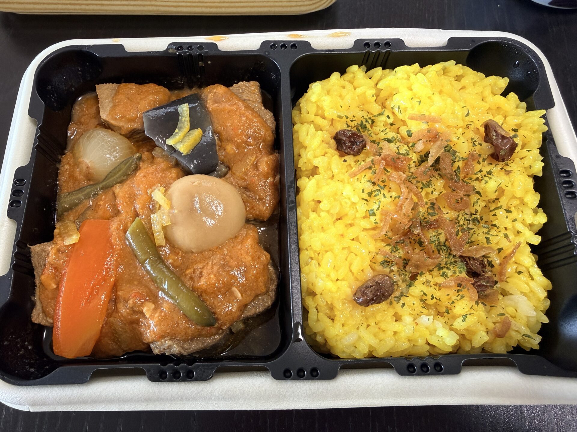 牛たん仙台味噌洋風煮込みの中身。ゴロゴロ大ぶり牛たんが満足感MAX