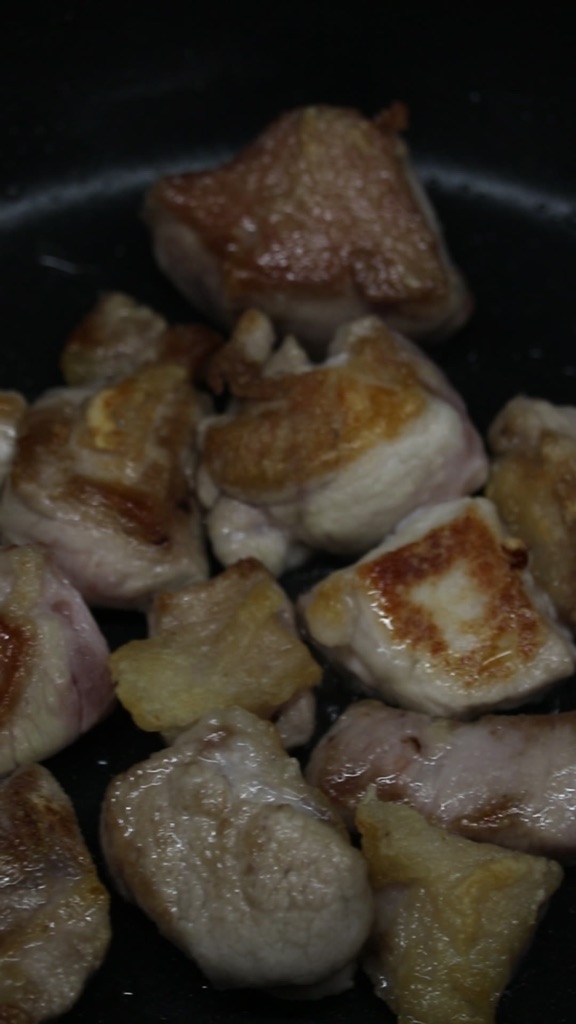 みそ野菜煮込みの工程：豚肉に片栗粉をまぶして炒める