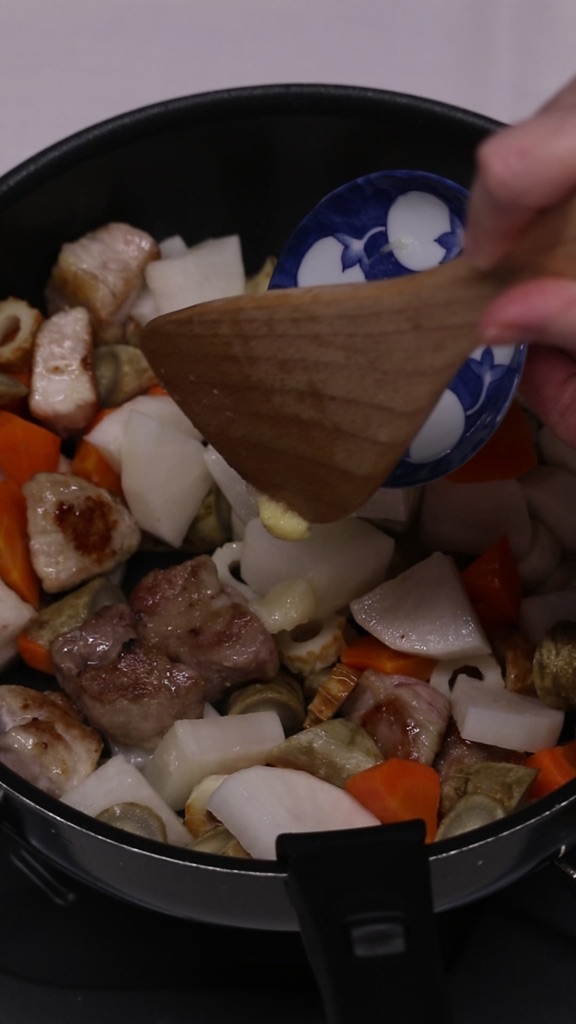 みそ野菜煮込みの工程：煮汁を合わせ、具材を10分煮込む