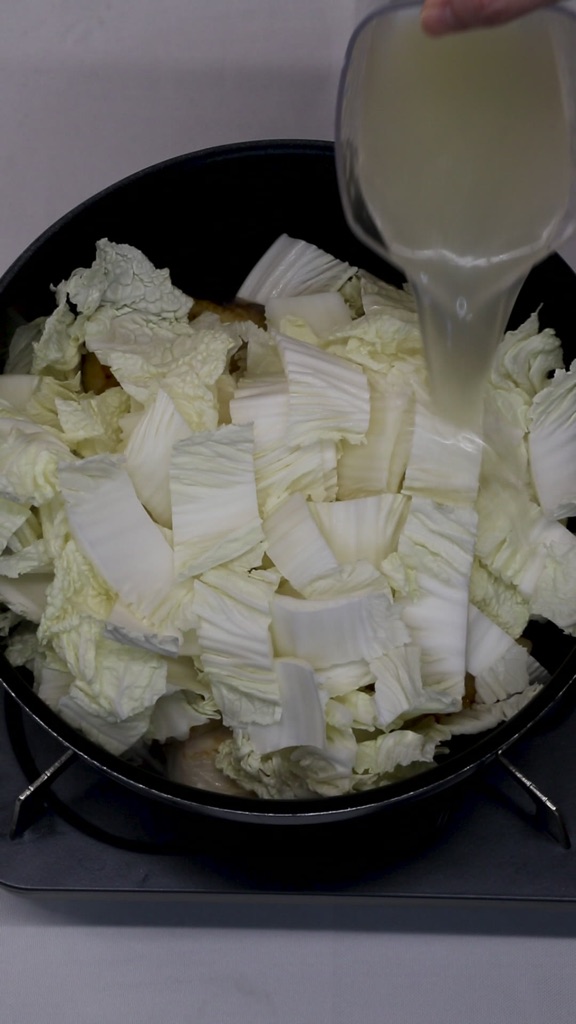 鶏むね肉と白菜の中華蒸しの工程:白菜と鶏ガラスープを加えて蒸し煮にする