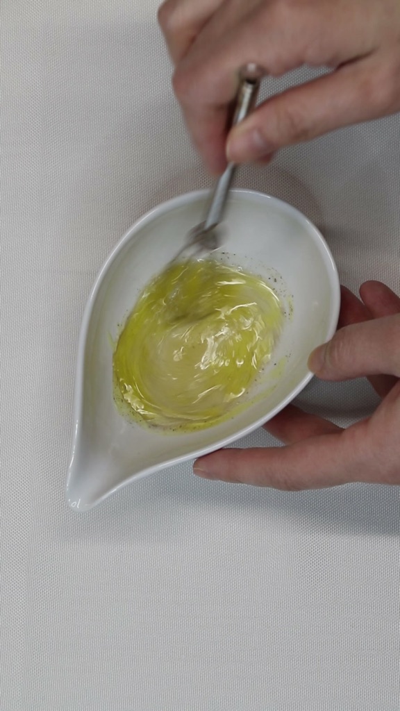 りんごとスモークサーモンのデリ風サラダの工程:ドレッシングを作る
