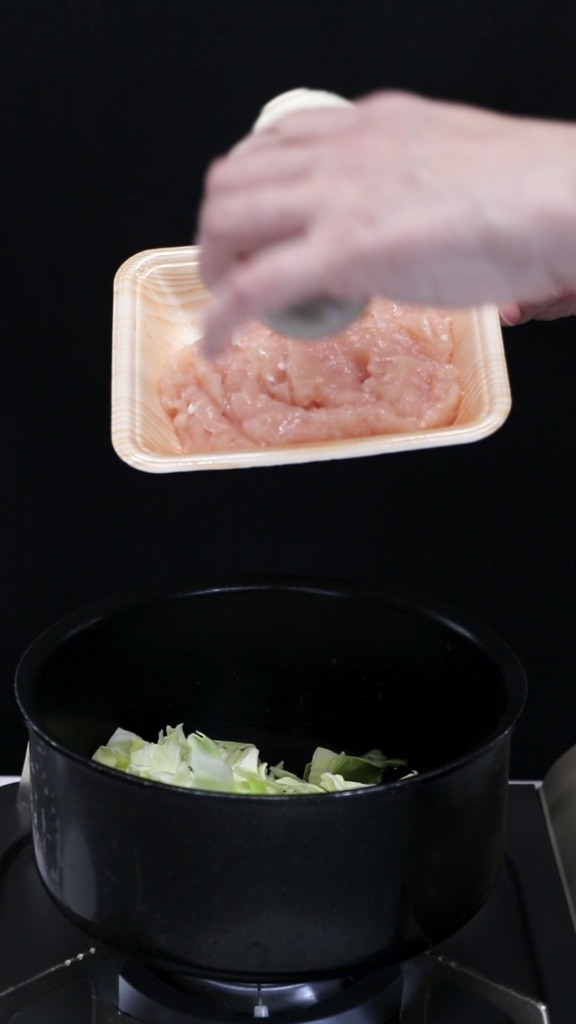 野菜たっぷり鶏つみれ汁の工程：つみれを鍋に落とし入れる