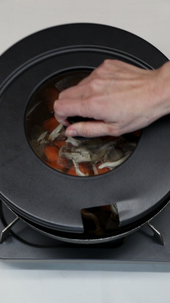 大根とにんじんのすき焼き風煮物の工程:鍋に戻して野菜と調味料を加えて煮込む