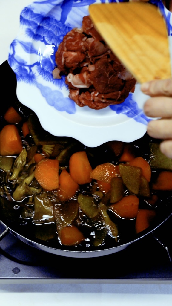 大根とにんじんのすき焼き風煮物の工程:牛肉を加えて火を通す