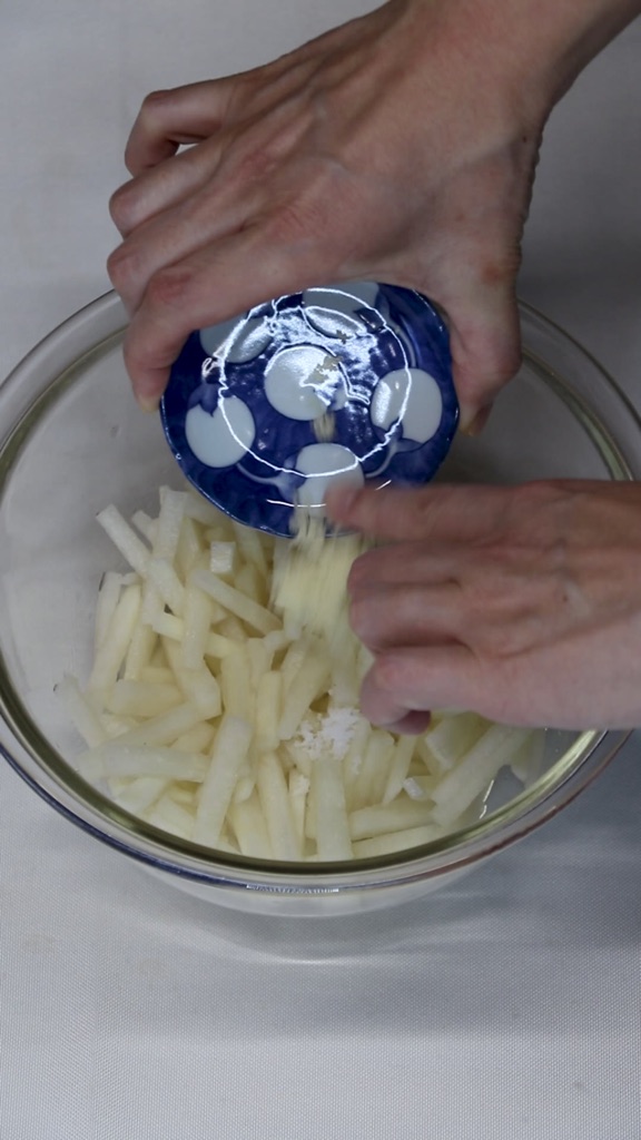 大根のかつお節サラダの工程：ドレッシングを作り、具材を和える