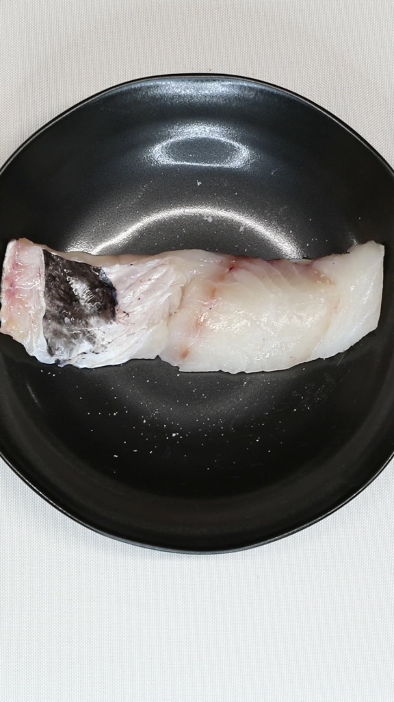 鱈のとろろ蒸しの工程：たらに酒と塩をふって10分置く