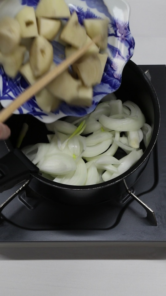 おからのポトフの工程:鍋にオリーブオイルと野菜・おからパウダーを入れる