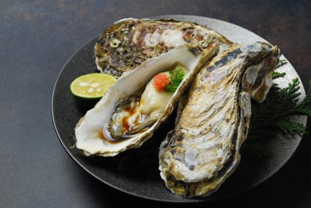 ポン酢ともみじおろしで味わう岩牡蠣
