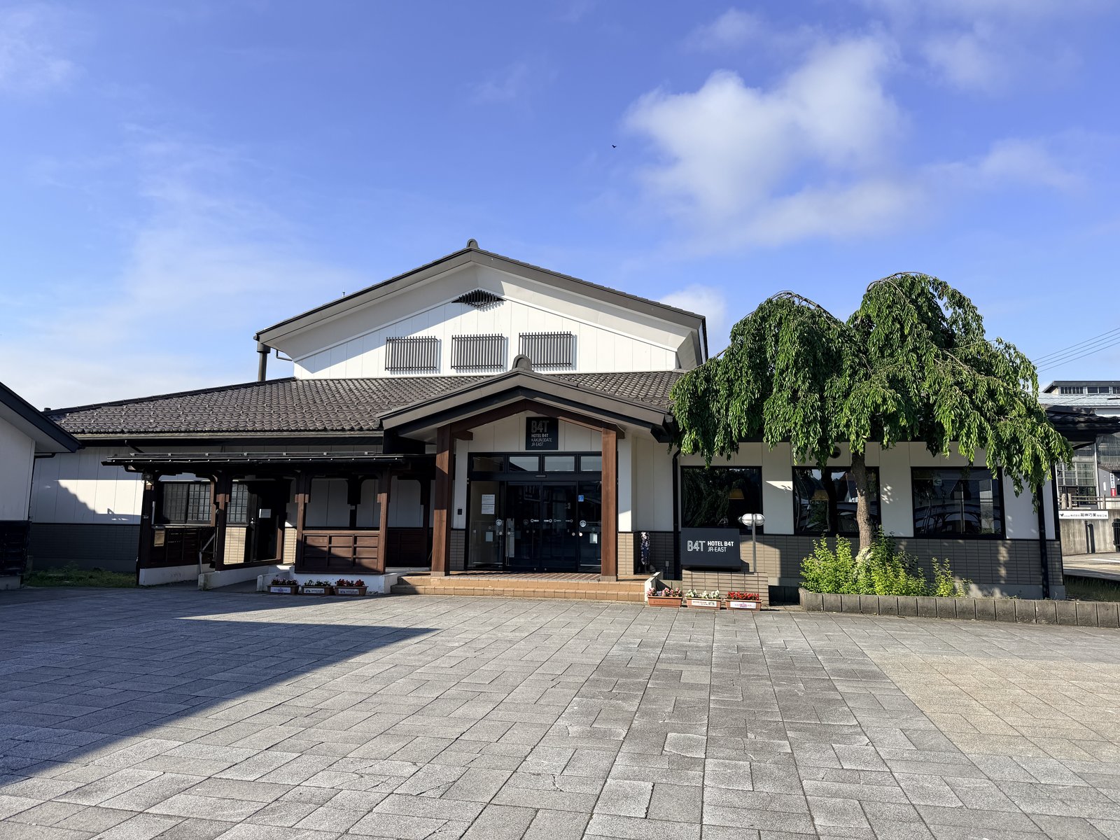 ホテルB4T角館の外観(JR角館駅隣接・蔵造り風)
