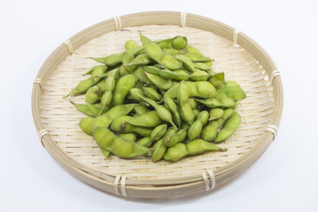 笊に盛った茹でる前のだだちゃ豆