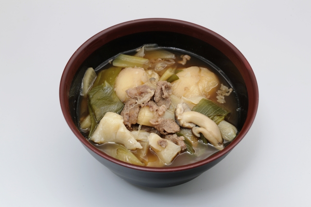 漆のお椀によそった里芋と肉とねぎの芋煮