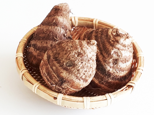 竹ざるに盛られた収穫したての皮つき里芋