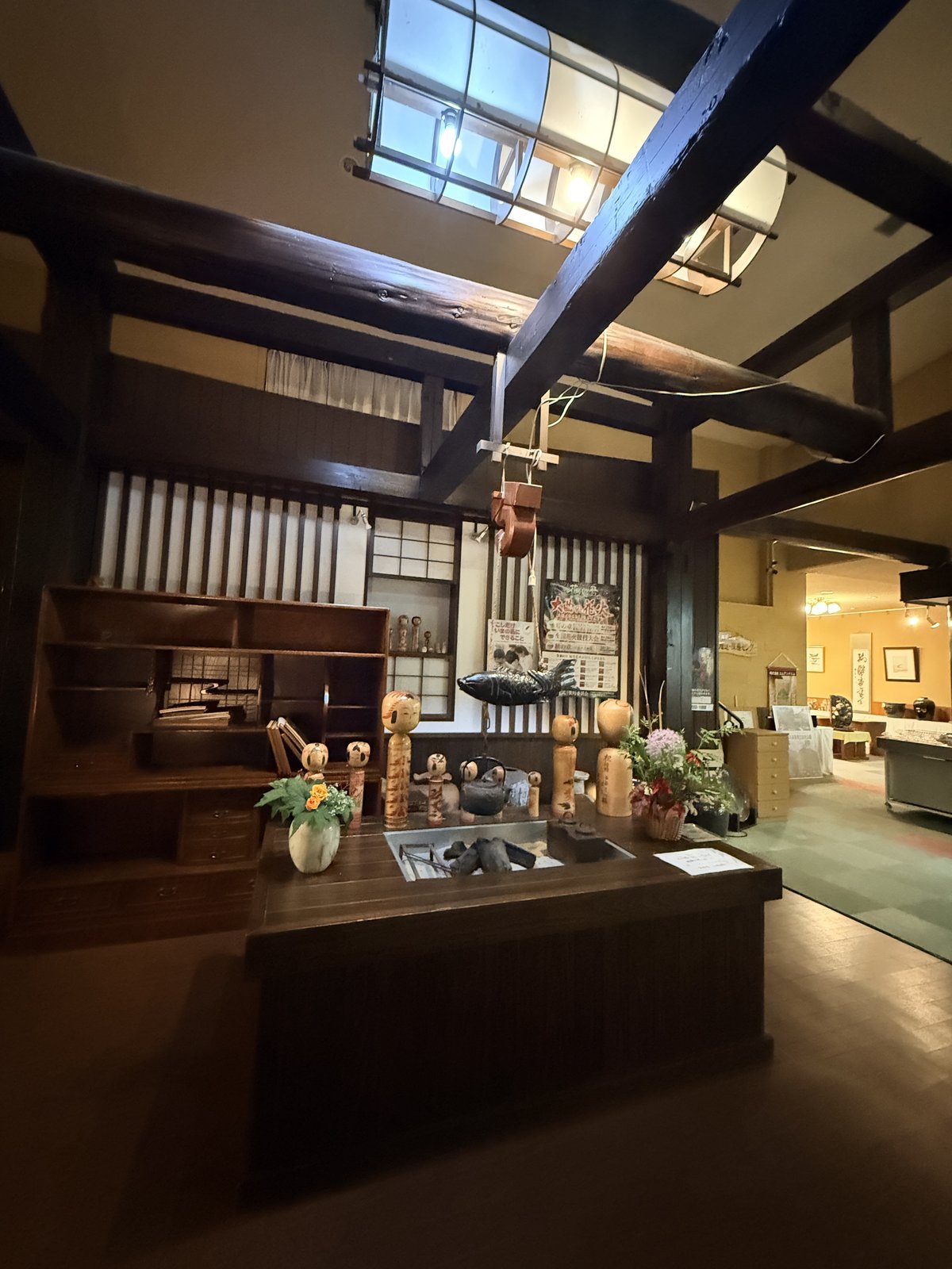 奥羽山荘のロビー(囲炉裏とこけしの和空間)