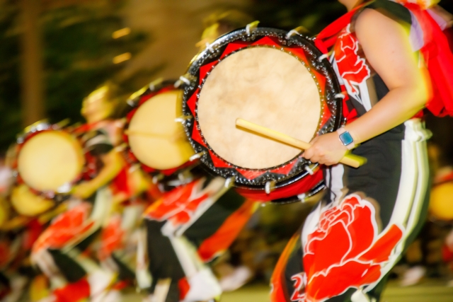 夜の盛岡さんさ踊りの躍動する太鼓パレード
