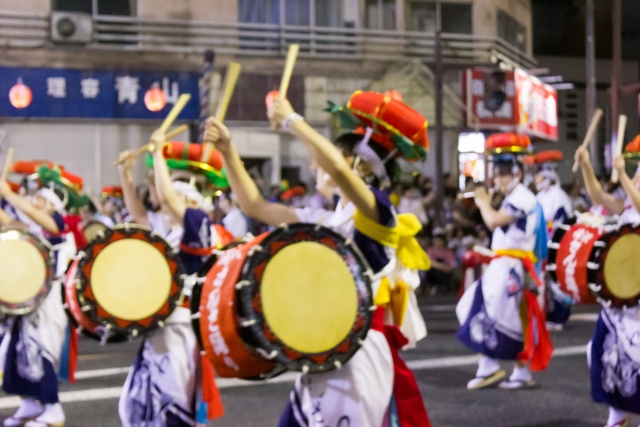 大勢の踊り手が太鼓を打ち鳴らす盛岡さんさ踊りのパレード