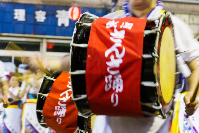 「さんさ踊り」の帯がついた盛岡さんさ踊りの太鼓