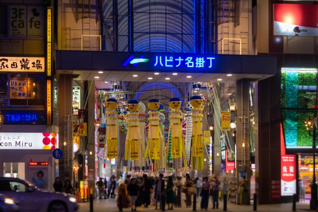 夜の仙台七夕まつり ハピナ名掛丁アーケードに並ぶ吹き流しと大勢の人出