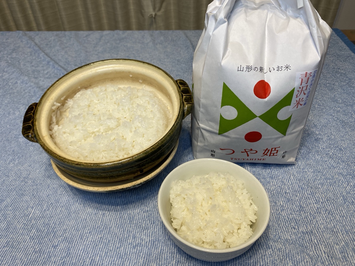 山形県産つや姫の米袋と土鍋で炊いたごはん