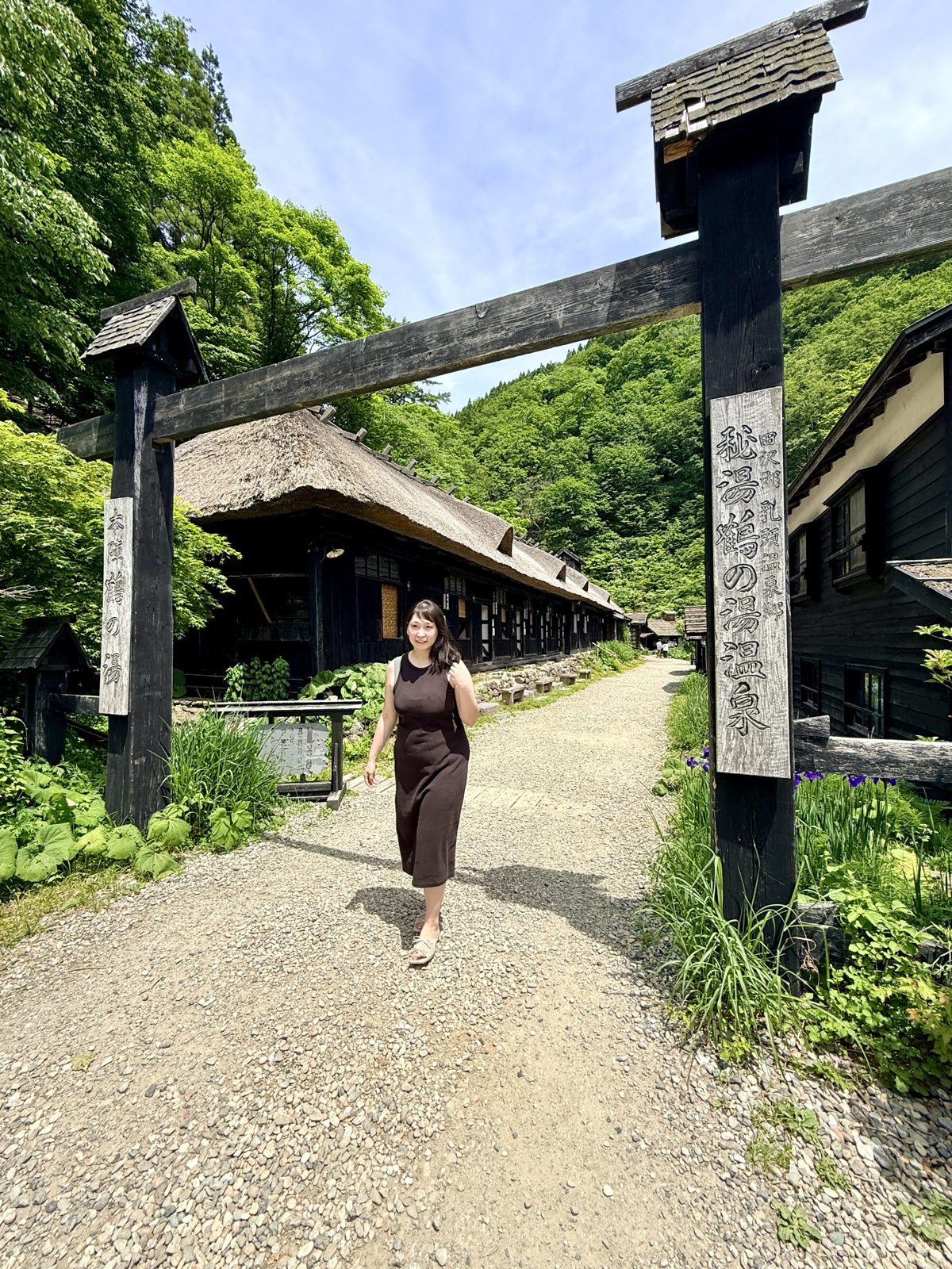 秋田・乳頭温泉郷 鶴の湯温泉の入口の門と茅葺きの本陣