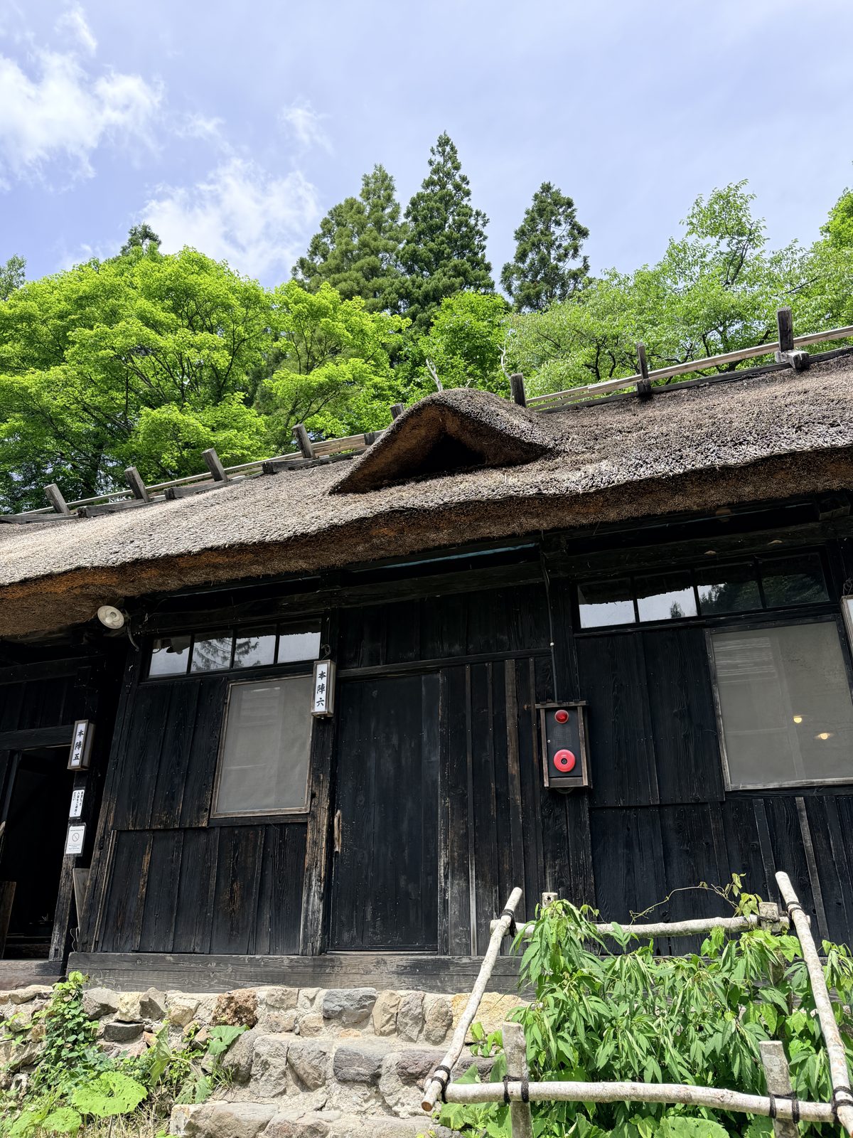鶴の湯温泉 茅葺き屋根の本陣客室