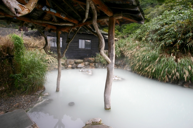 鶴の湯温泉 乳白色の混浴露天風呂（イメージ）