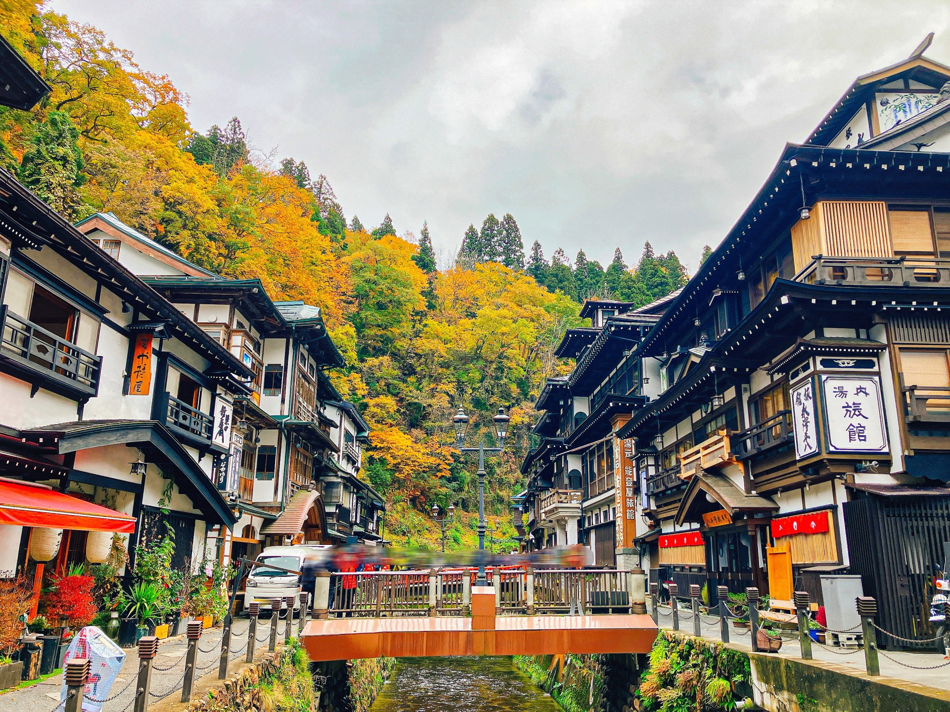 銀山温泉の温泉街。旅館が川の両側に並ぶ