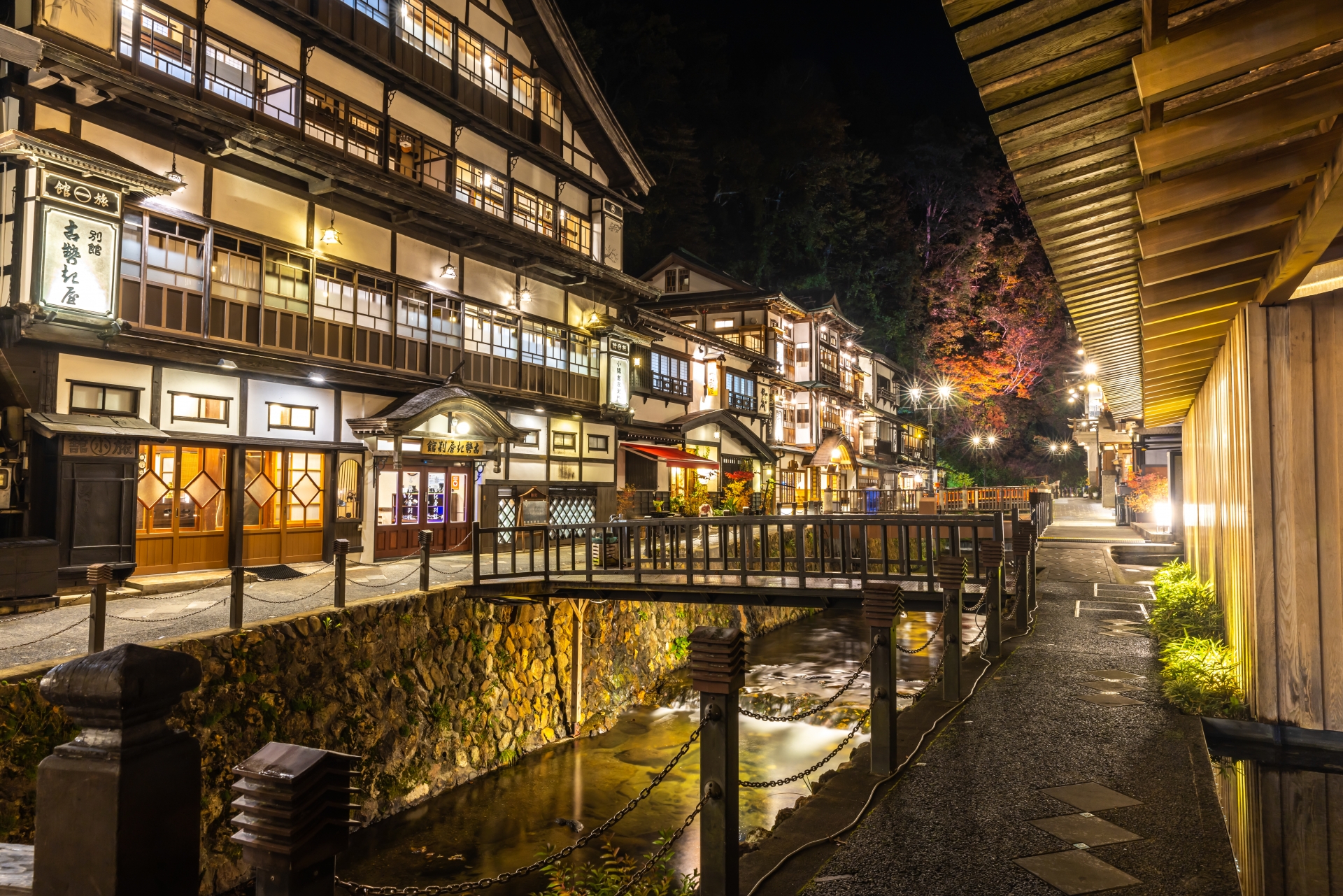 ガス灯がともる夜の銀山温泉
