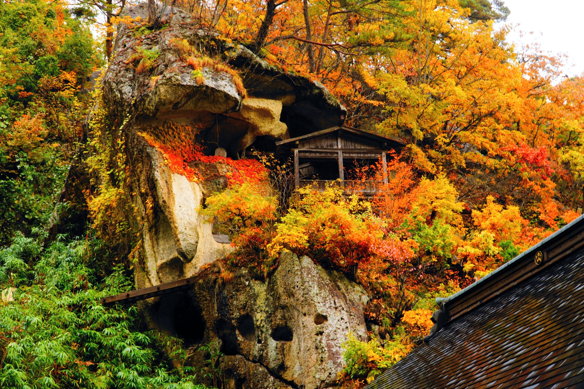 山寺の登山道沿いにそびえる奇岩と黄葉