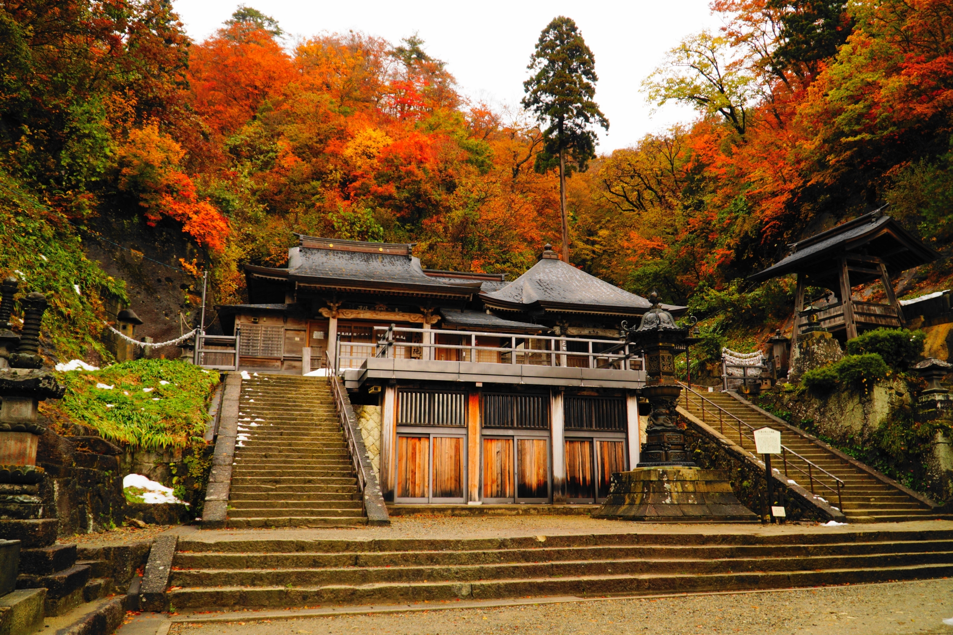 紅葉に囲まれた山寺 根本中堂前の石段と伽藍