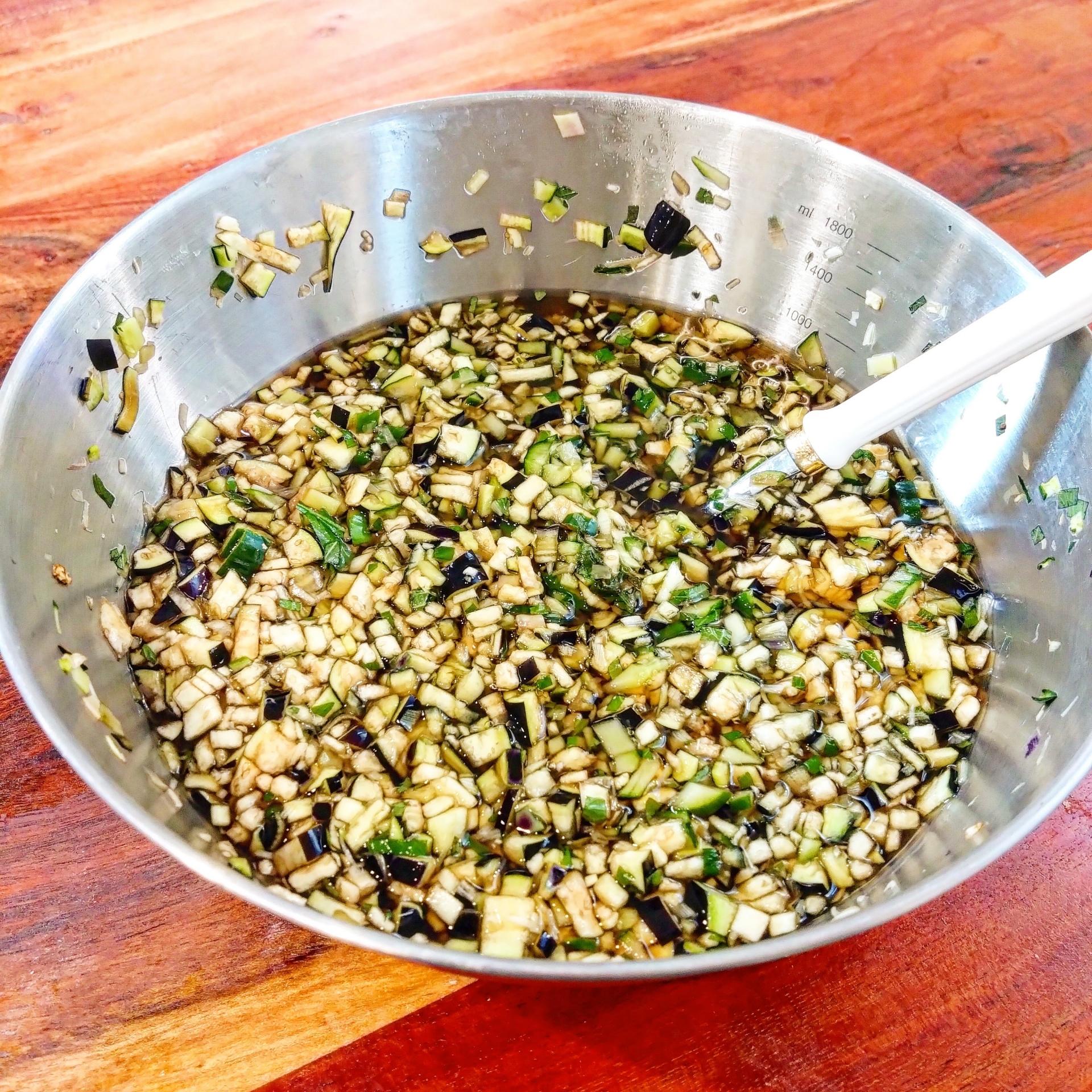 刻んだ夏野菜をボウルで和えた山形のだし