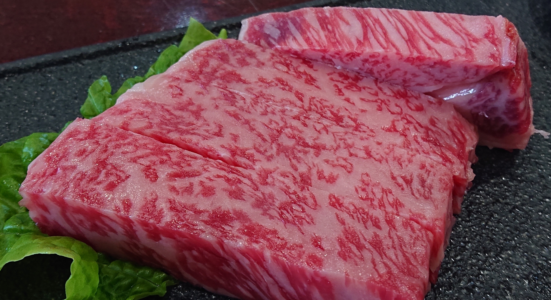 霜降りの美しい米沢牛のブロック肉